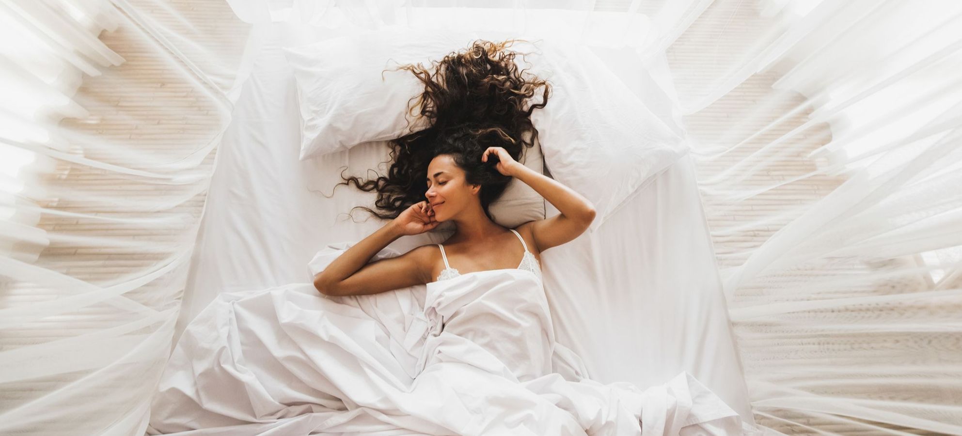 Blick von oben auf eine Frau, die im Bett liegt
