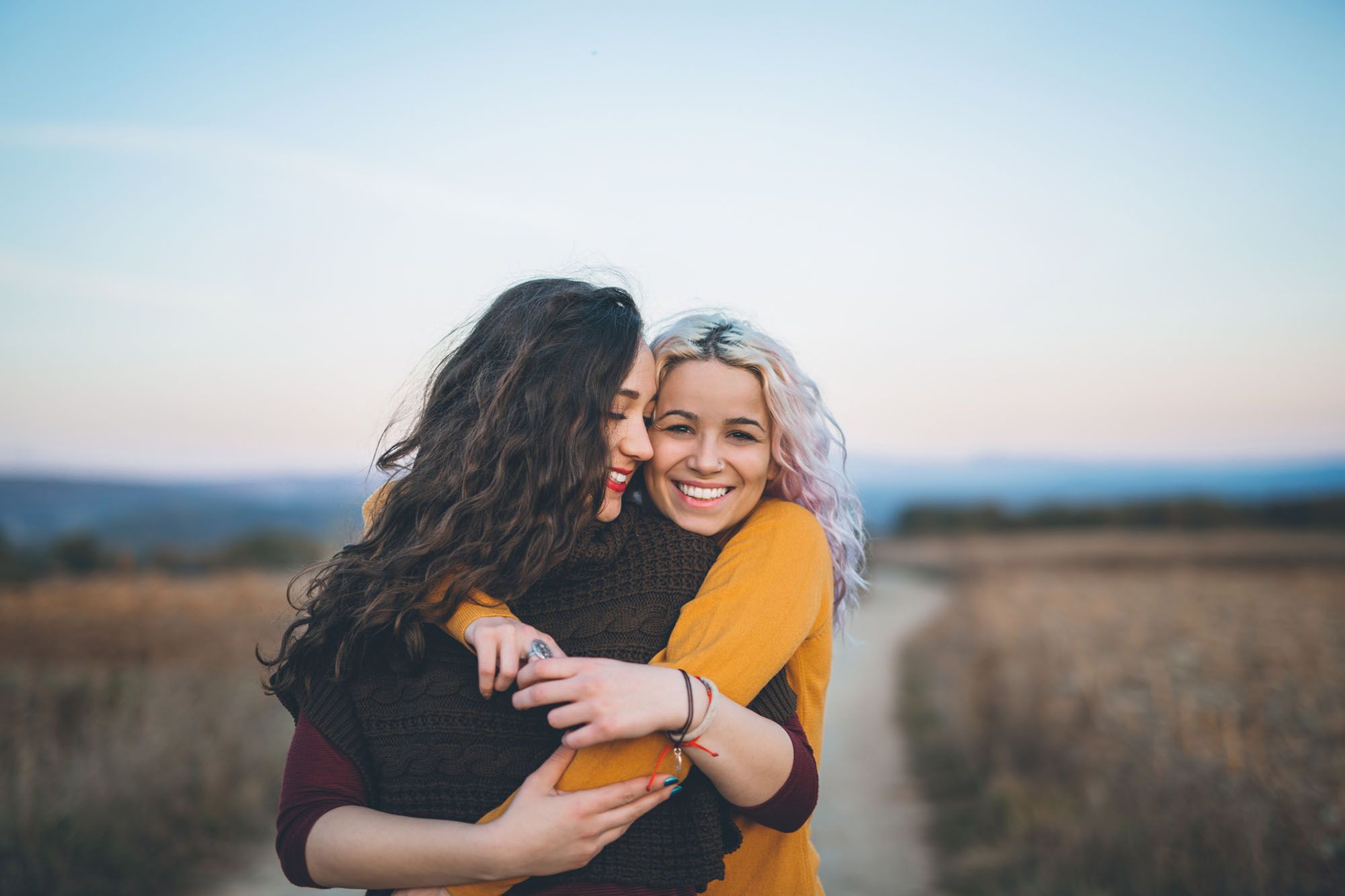 2 Frauen umarmen sich zärtlich