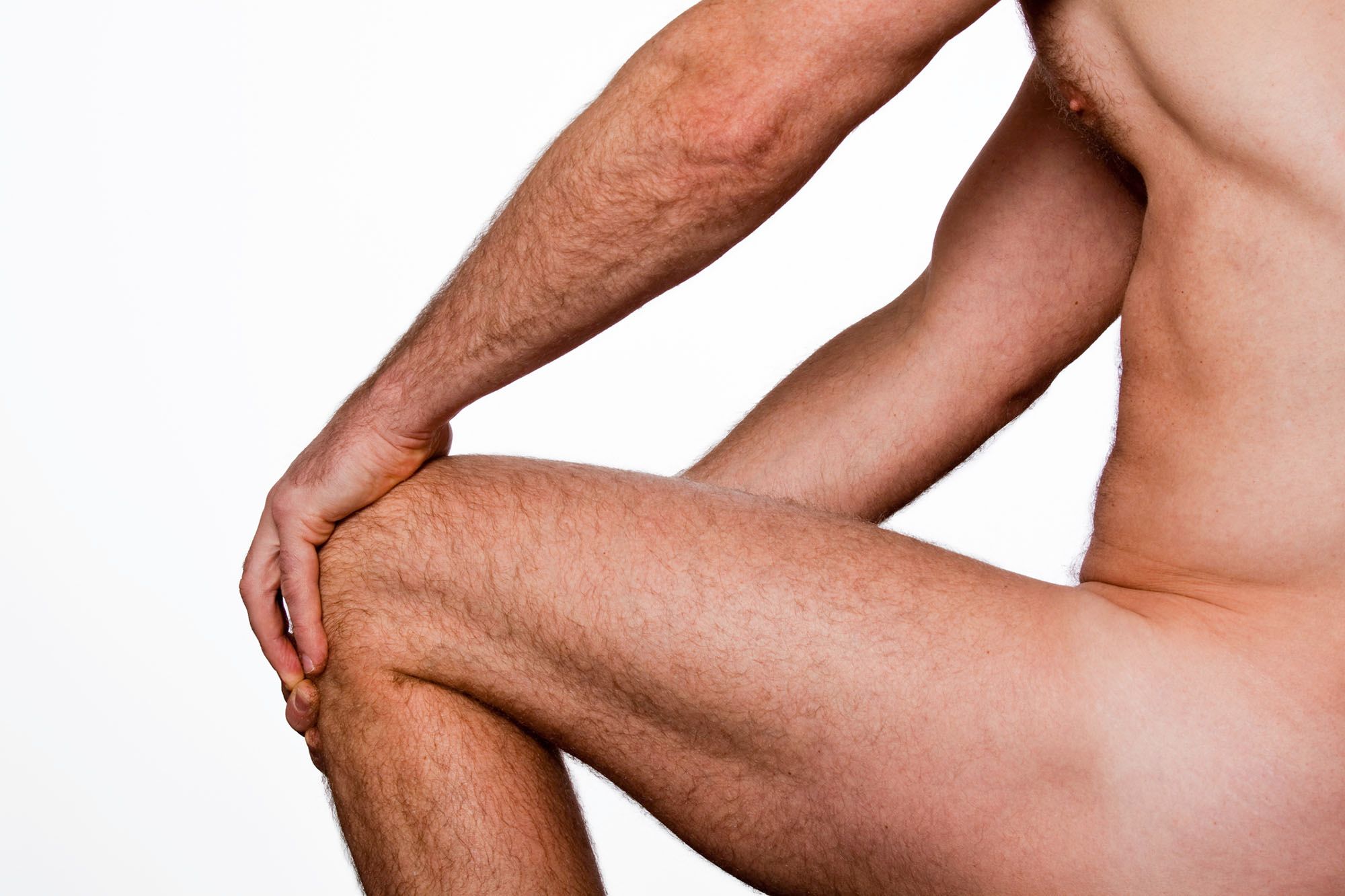 Vorhautbändchen - Abbildung eines nackten, männlichen Unterkörpers im sitzen.
