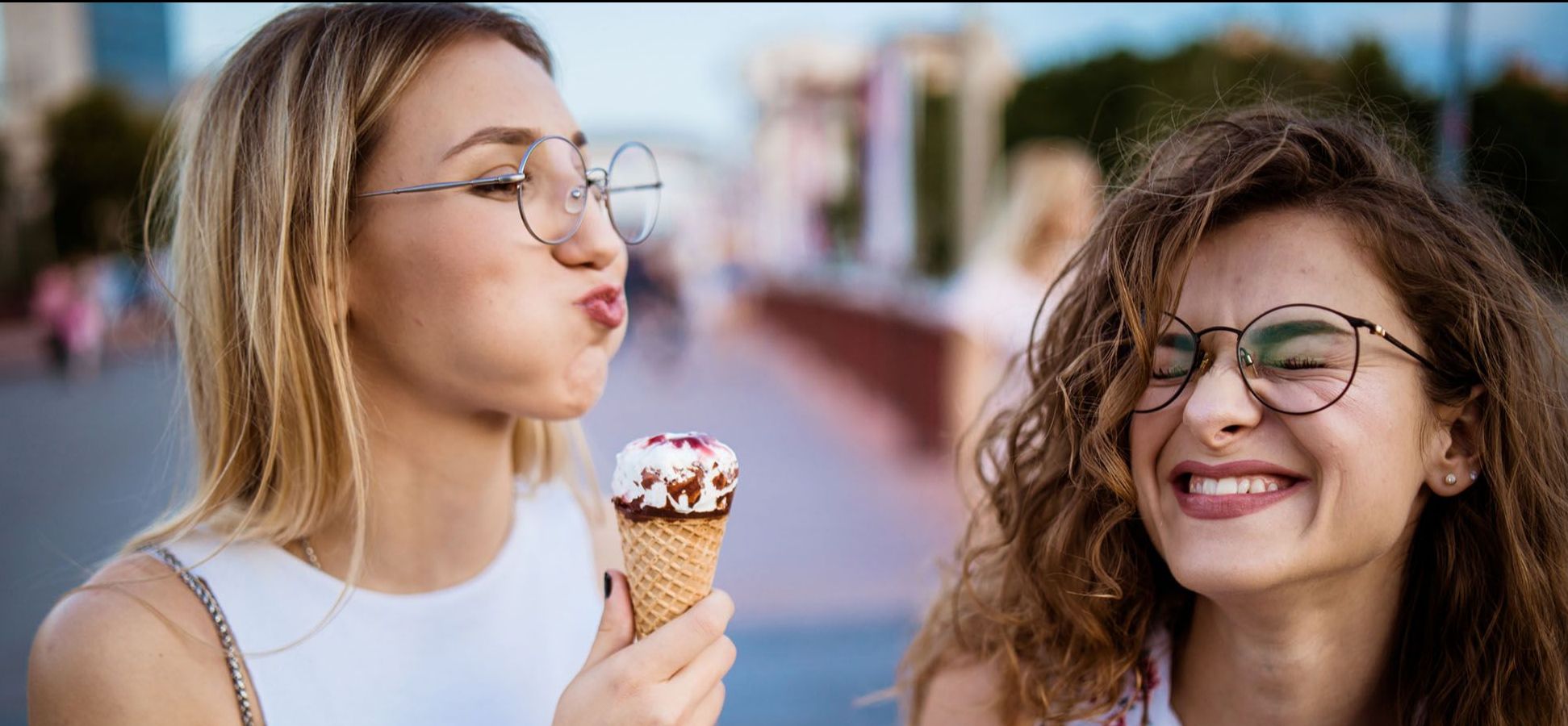 2 Frauen essen Eis und lachen