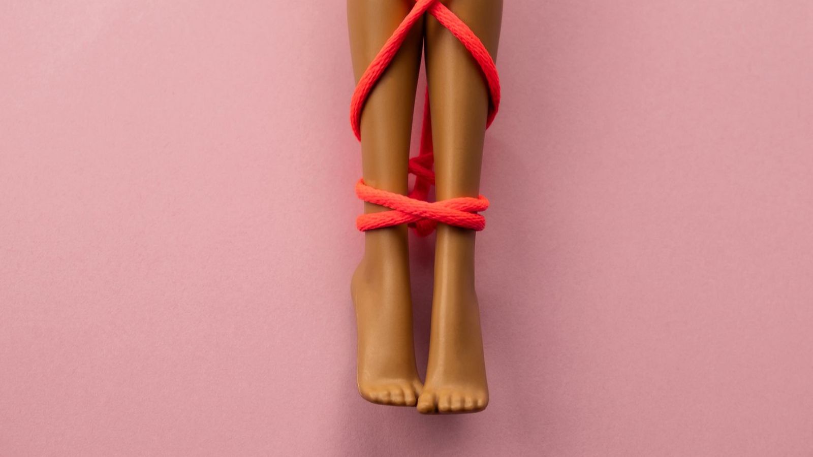 Puppe mit gefesselten Beinen