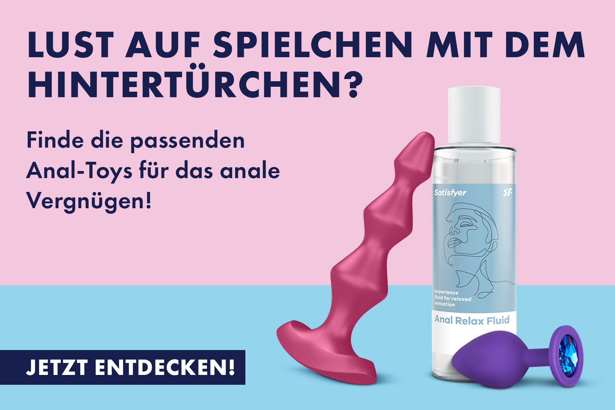 Roter Satisfyer Lolli-Plug 1 und lilaner Analplug mit blauem Stein, die gegen ein Satisfyer Anal Relax Fluid gelehnt sind vor rosa-blau geteiltem Hintergrund