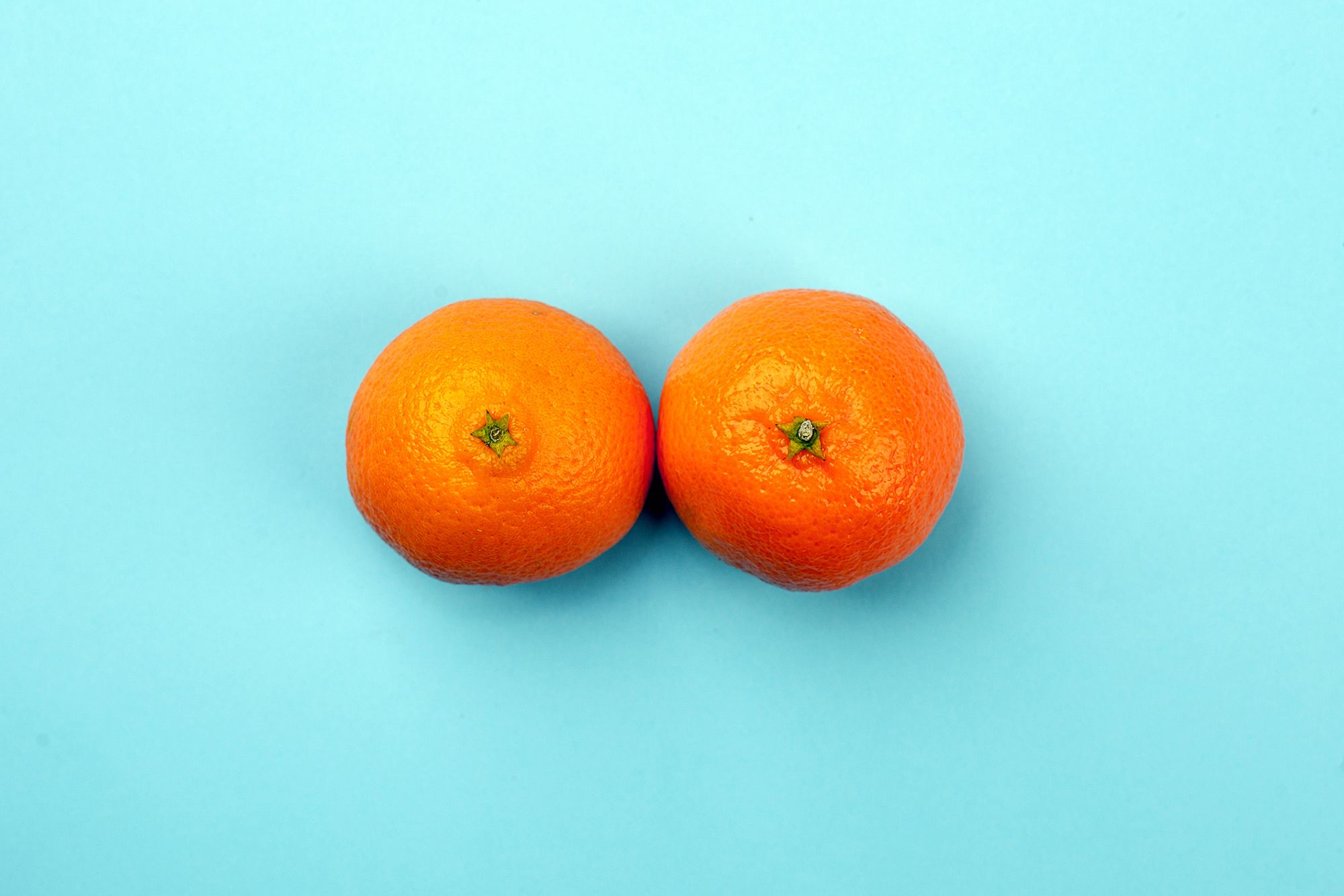 zwei Mandarinen auf blauem Hintergrund