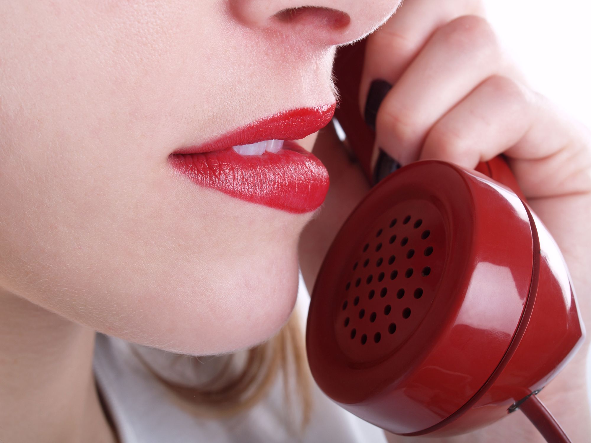 Nahaufnahme einer Frau mit Telefonhörer