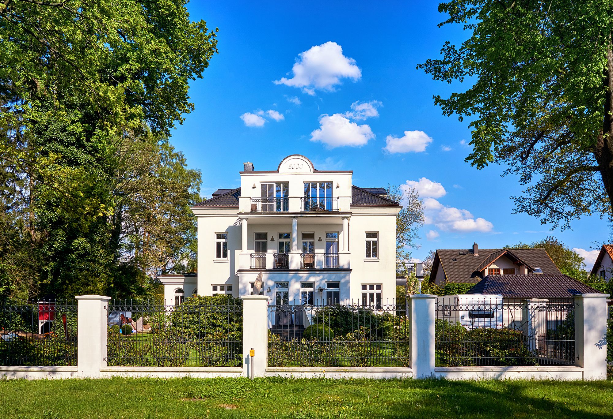 Weiße Villa in einem großen Garten