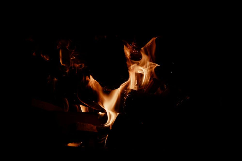 Flammen tanzen vor einem schwarzen Hintergrund