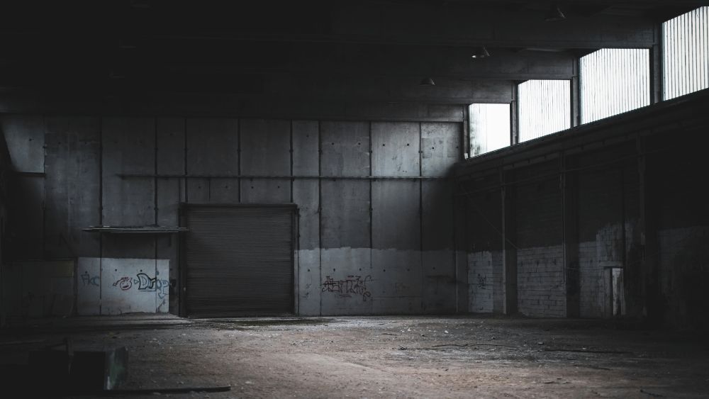 Fotoaufnahme einer leerstehenden, verlassenen Fabrikhalle