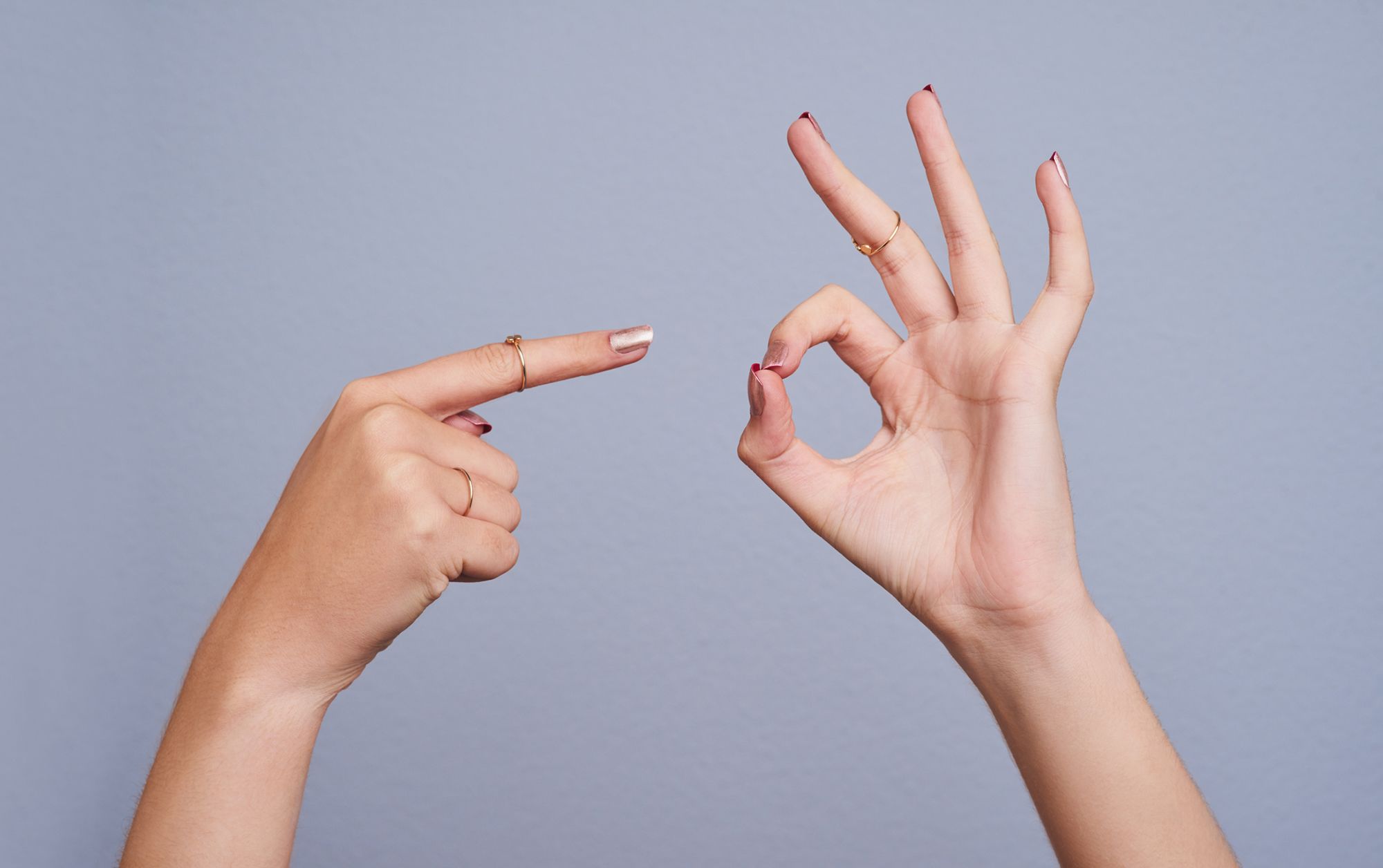 Hand, bei der Daumen und Zeigefinger einen Kreis führen