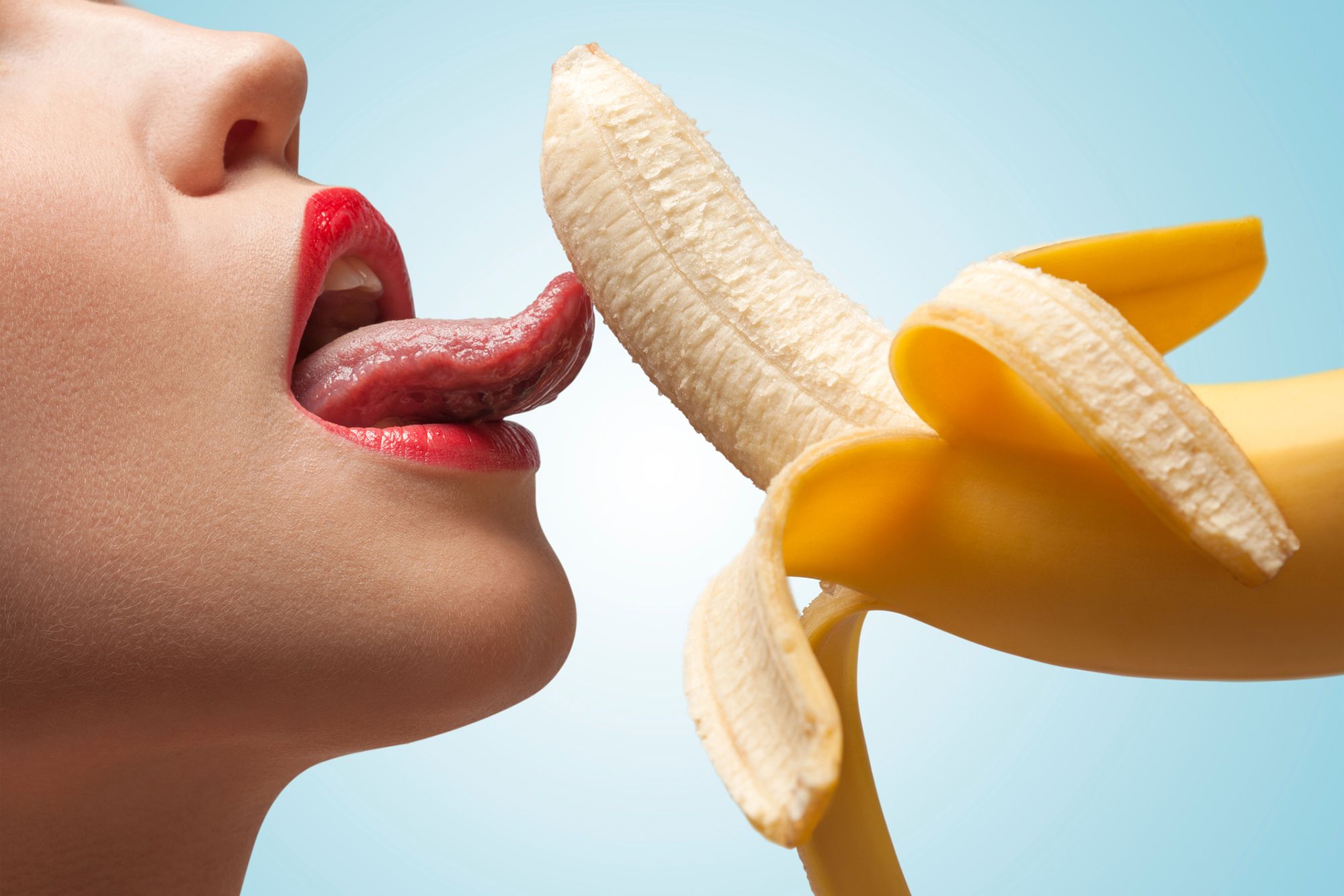 Frau leckt sinnlich an einer Banane