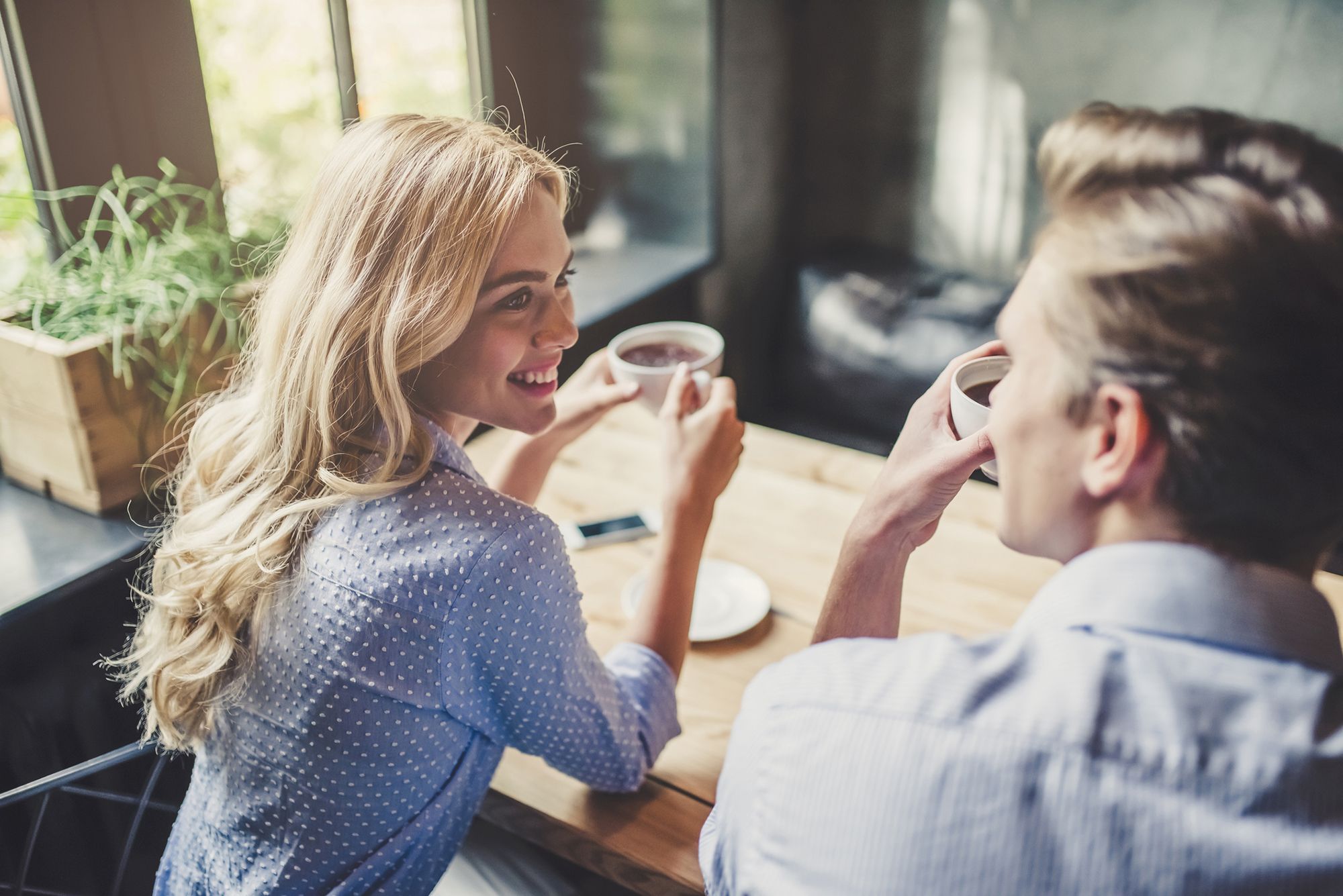 Mann und Frau sitzen bei einem Date zusammen