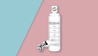 Anal-Gleitgel 'Anal extra ultra langanhaltend' von Waterglide mit einem silbernen Analplug davor auf