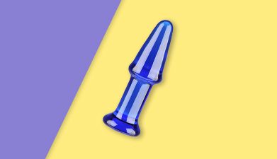 Blauer Analplug von EIS mit kanonischer Form auf lila-gelb geteiltem Hintergrund