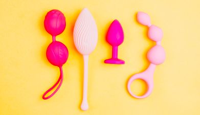 Vier Analtoys vor einem gelben Hintergrund