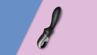 Schwarzer Bluetooth Analvibrator Satisfyer 'Heat Climax Connect App' auf rosa-blau geteiltem Hinterg