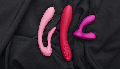 Drei pinke Analvibratoren vor einem schwarzen Hintergrund