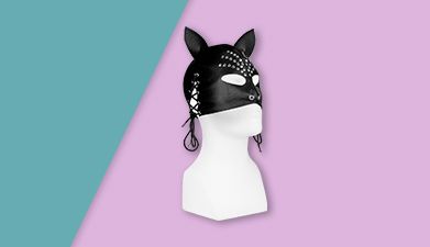 Modellkopf mit einer schwarzen Ledermaske mit Ohren von Rimba vor einem türkis-fliederfarbenem Hinte