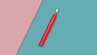 Rote Rimba 'Hot Wax Candle' auf rosa-türkis geteiltem Hintergrund