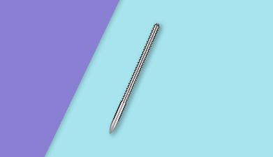 Silbener strukturierter Dilator von Rimba auf türkis-lila geteiltem Hintergrund