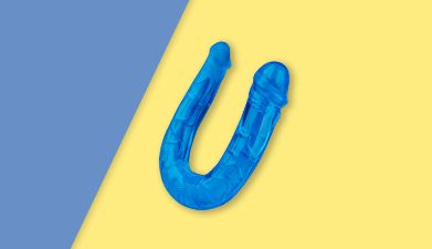 Blauer U-förmiger Doppeldildo von EIS auf blau-gelb geteiltem Hintergrund