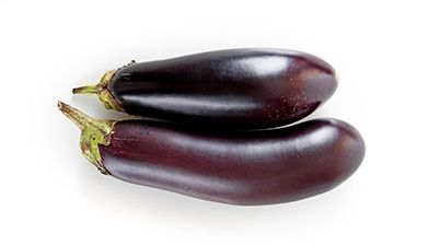 Zwei Auberginen die nebeneinander liegen vor einem weißen Hintergrund