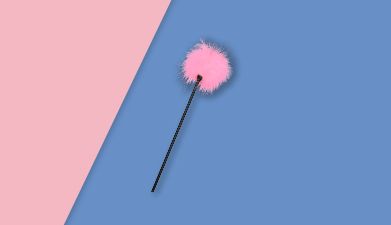 Rosaner Federkitzler von EIS auf blau-rosa geteiltem Hintergrund