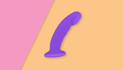 Der G-Punkt-Dildo 'Cici' von Luxe vor einem orange-pinken Hintergrund