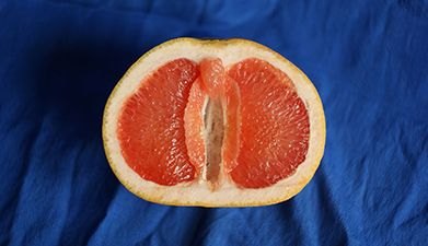 Eine halbe aufgeschnittene Blutorange auf einem blauen Stoff