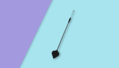 Schwarze Gerte mit Schlag aus Silikon in Herzform von EIS auf türkis-lila geteiltem Hintergrund