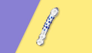 Glasdildo mit blauen Noppen von EIS auf gelb-lila geteiltem Hintergrund