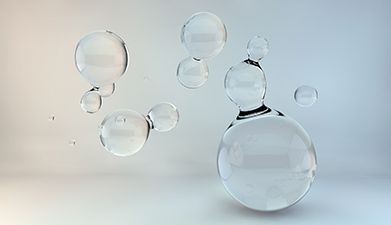 Wassertropfen vor einem beige-bläulichem Hintergrund