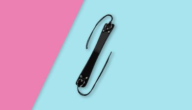 Schwarzes Halsband in Lackoptik von EIS auf rosa-türkisem Hintergrund