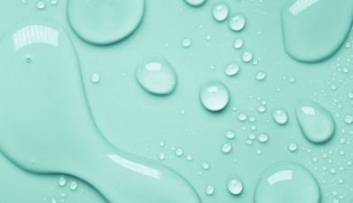 Wassertropfen auf einem mintgrünem Hintergrund