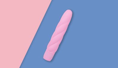 Rosa Silikon-Vibrator mit Spiralstruktur von EIS auf rosa-blauem Hintergrund