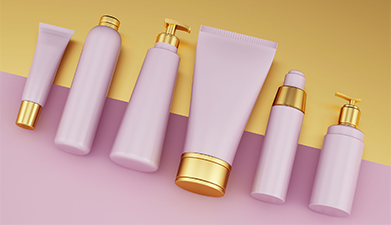 Sechs verschiedene rosa Kosmetik-Verpackungen mit goldenen Details vor einem rosa-gelben Hintergrund