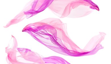 Pink- und lilafarbene Tücher vor einem weißen Hintergrund