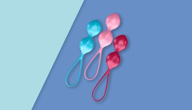 Drei Liebeskugeln in rot, rosa und blau 'V Balls' von Satisyfer auf blau-hellblauem Hintergund