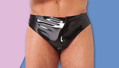 Schwarzer knapper Slip mit breitem Bündchen von Rimba vor rosa-blauem Hintergrund