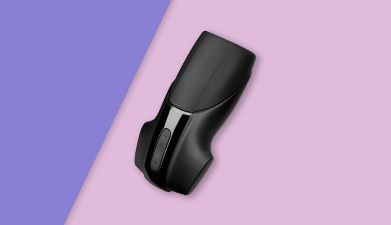 Schwarzer Auto-Masturbator Satisfyer 'Men Vibration' auf rosa-lila geteiltem Hintergrund