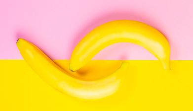 Zwei Bananen vor einem rosa gelben Hintergrund
