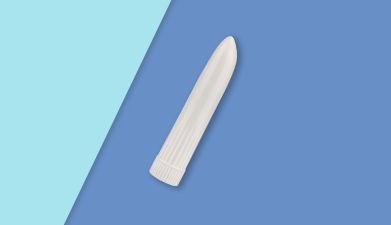 weißer eleganter Minivibrator von EIS vor hellblau und blau geteiltem Hintergrund