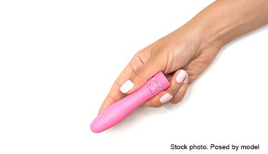 Eine Hand die einen pinken Minivibrator hält vor einem weißen Hintergrund