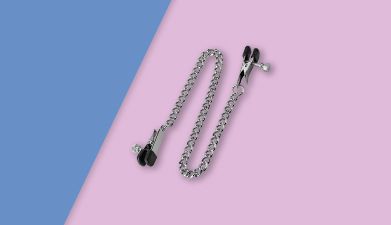 Nippelklemmen mit Verbindungskette in silber von EIS auf blau-lilanem Hintergrund