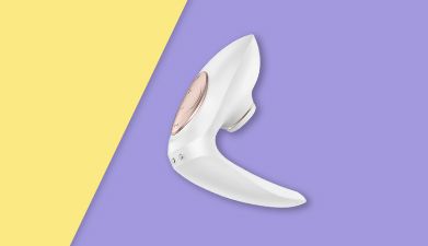 Paarvibrator Satisfyer 'Pro 4 Couples' in weiß vor lila-gelbem Hintegrund