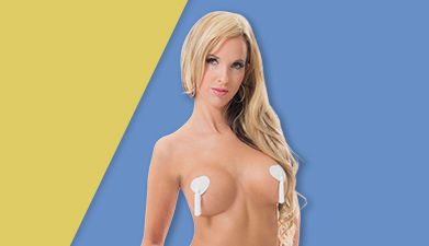 Frau mit weißen Herz-Pasties mit Quasten von EIS vor gelb-blauem Hintergrund