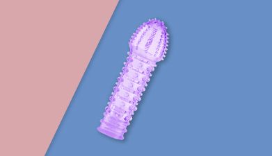Lila Penishülle mit weichen Noppen von EIS auf beige-blauem Hintergrund
