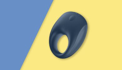 Dunkelblauer Bluetooth Penisring Satisfyer 'Strong One Connect App' auf gelb-blau geteiltem Hintergr