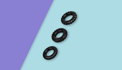 Schwarzes Penisring-Set aus Silikon von EIS vor lila-blauem Hintegrund