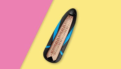 Satisfyer Einsatz Men One 'Kinky Waves' vor pink-gelbem Hintergund