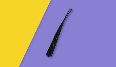 Schwarze Peitsche in Lederoptik von EIS auf lilagelbem Hintergrund