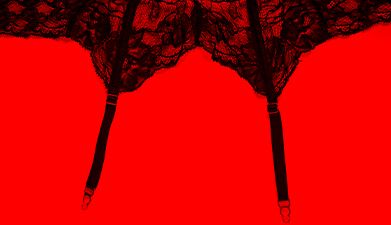 Schwarze Spitzen-Strapse vor einem roten Hintergrund
